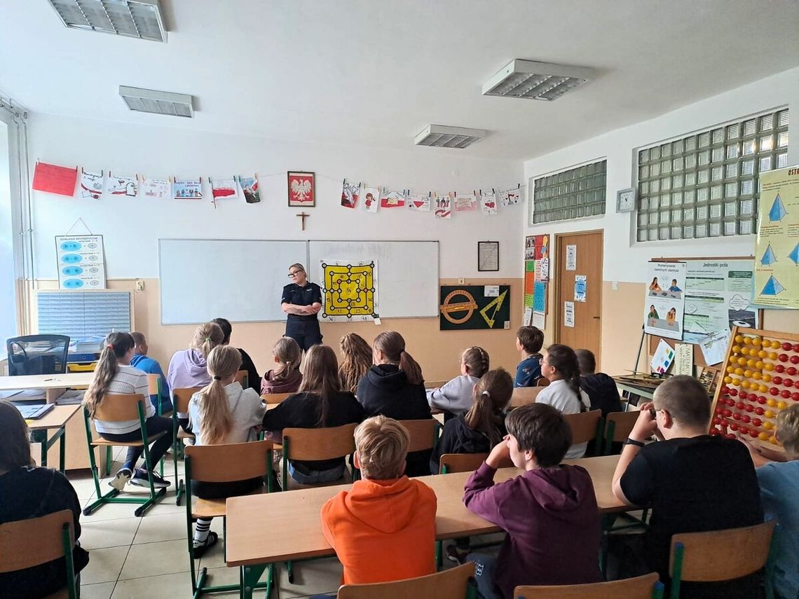 Bezpieczne wakacje 2026. Wschowscy policjanci odwiedzają szkoły Bezpieczne wakacje 2026. Wschowscy policjanci odwiedzają szkoły