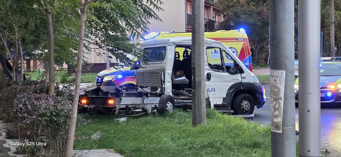 Bus kontra ciężarówka. Poranna kolizja sparaliżowała skrzyżowanie Bus kontra ciężarówka. Poranna kolizja sparaliżowała skrzyżowanie