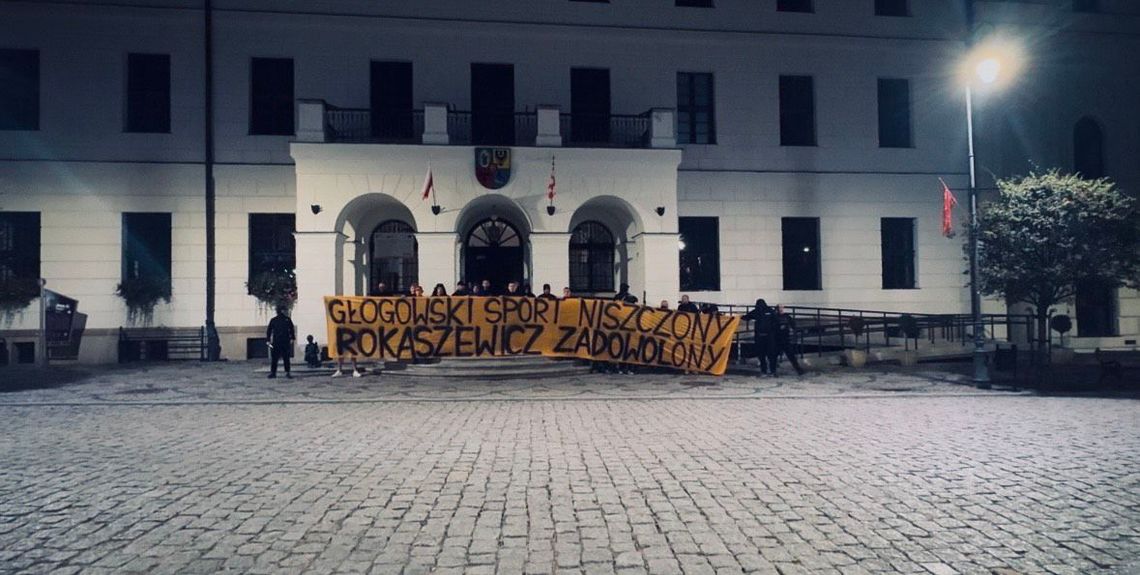Chrobry Głogów: kibice z transparentem pod ratuszem