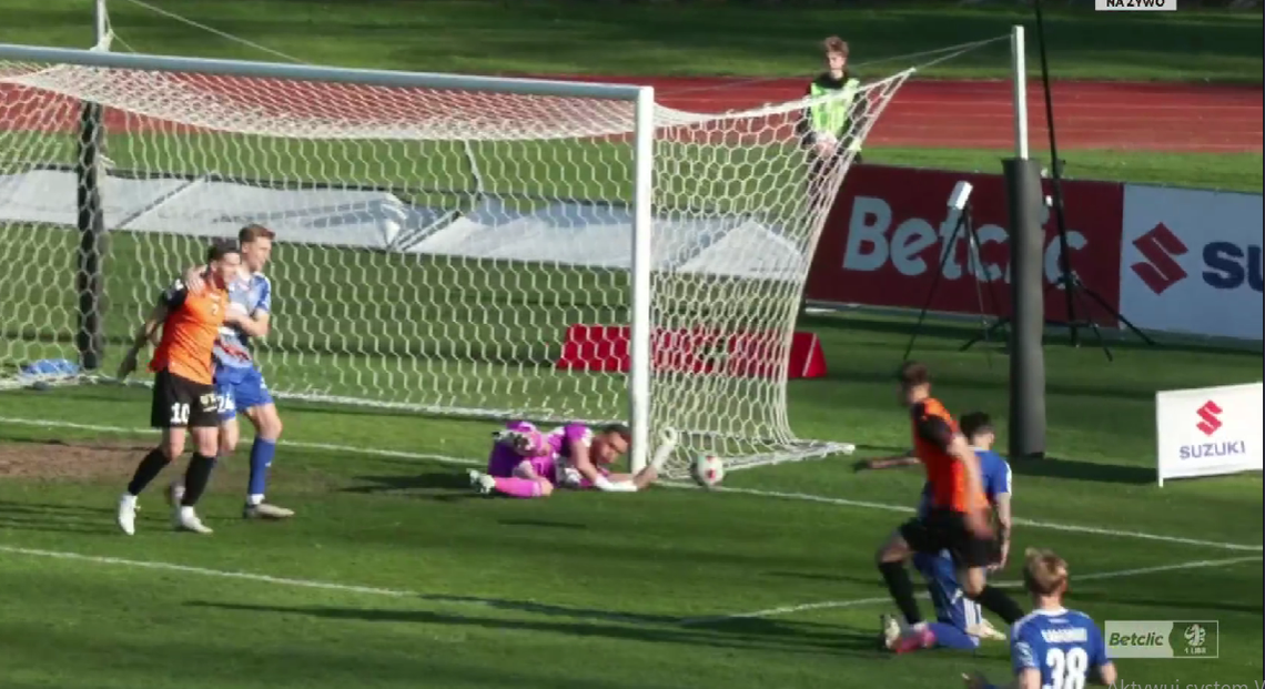 Chrobry walczy z Ruchem Michał Kozajda na 1-0, daje prowadzenie Chrobremu w starciu z Ruchem.