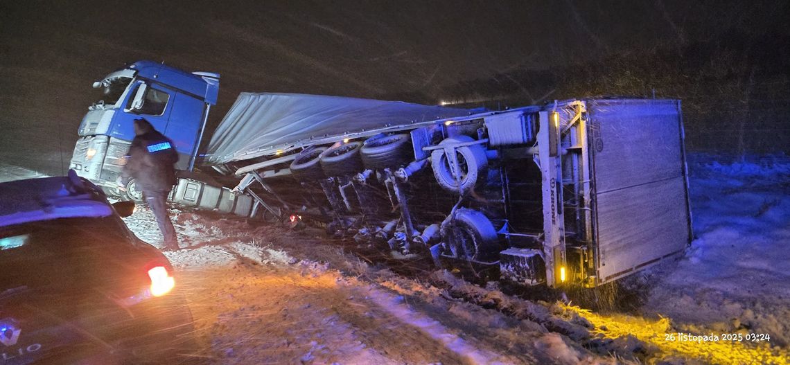 Ciężarówka w rowie - pierwszy śnieg na S3. Ciężarówka w rowie - pierwszy śnieg na S3.