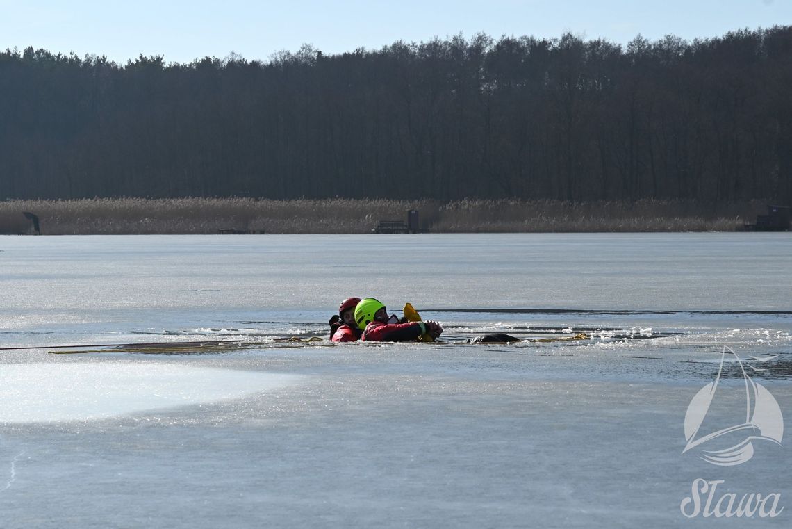 Ćwiczenia lodowe na Jeziorze Sławskim. Akcja WOPR i strażaków