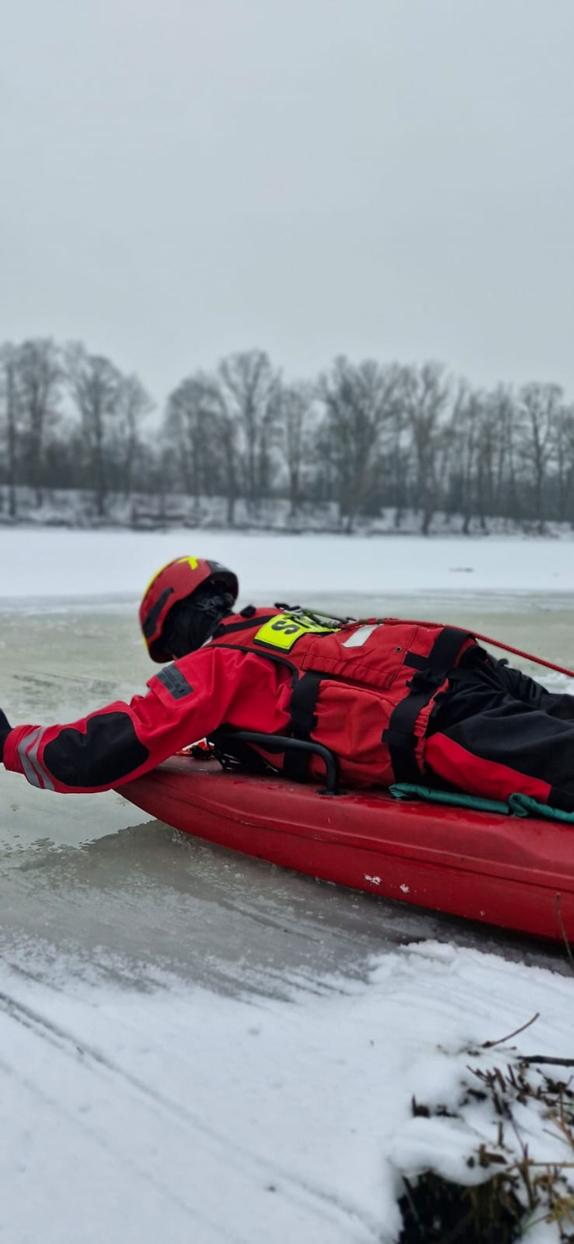 Ćwiczenia lodowe strażaków na Odrze. Sprawdzili realne zagrożenia