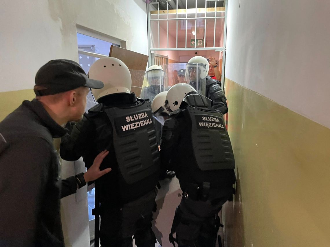 Ćwiczenia w ZK Głogów. Atak, pożar i bunt osadzonego