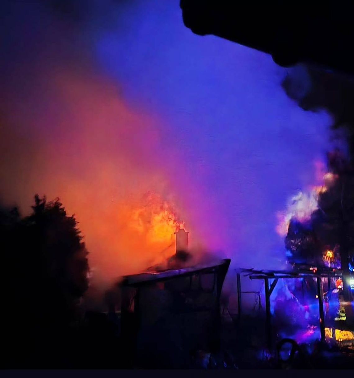 Domek letniskowy spłonął doszczętnie. Strażacy ratowali sąsiednie obiekty