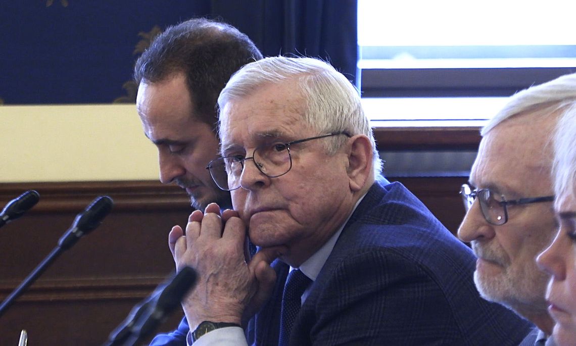 FENOMEN GŁOGOWSKIEJ RADY MIEJSKIEJ: RADNY OD 7 LAT TYLKO PODNOSI RĘKĘ DO GŁOSOWANIA FENOMEN GŁOGOWSKIEJ RADY MIEJSKIEJ: RADNY OD 7 LAT TYLKO PODNOSI RĘKĘ DO GŁOSOWANIA