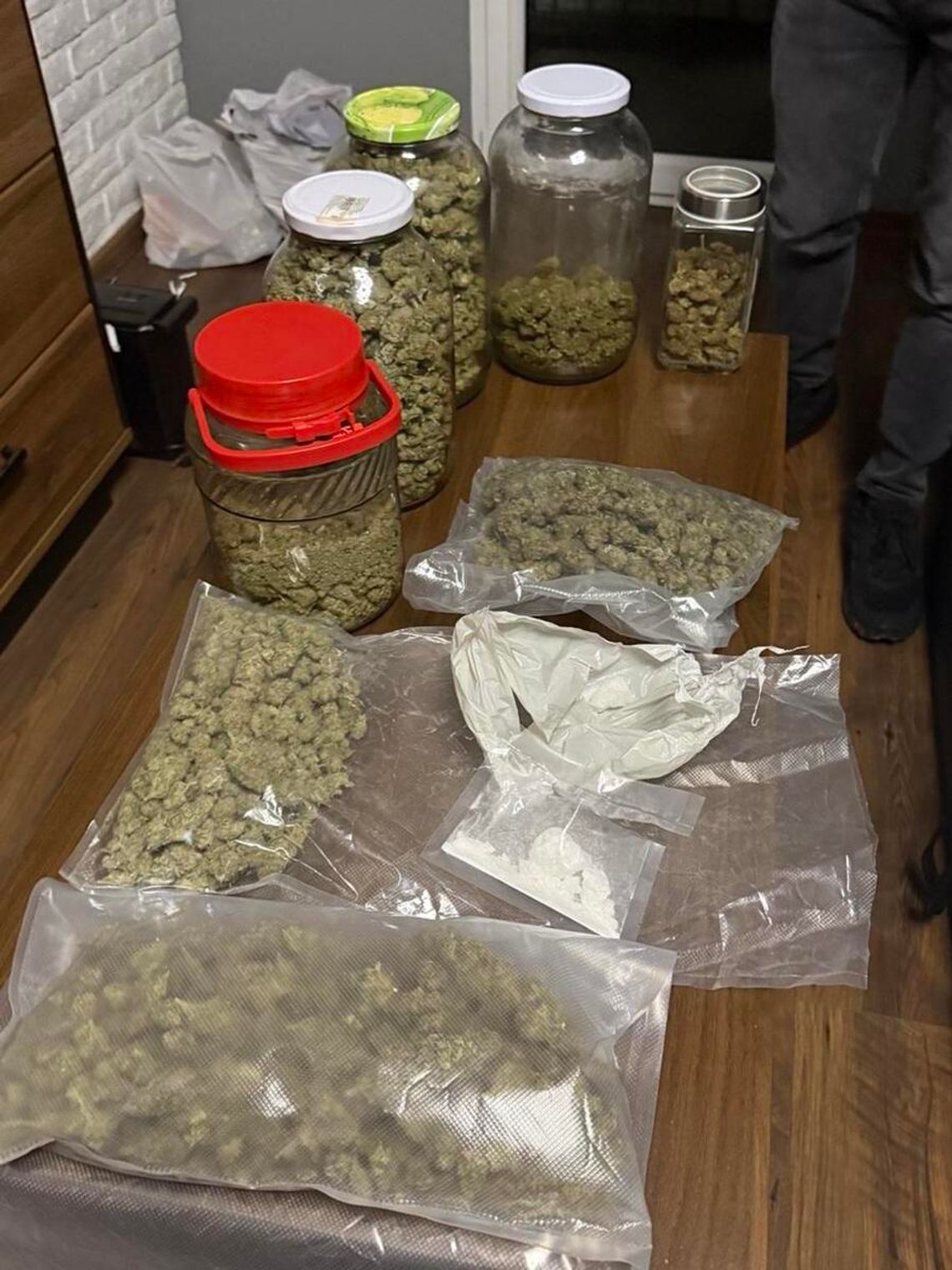 Głogów: 1,5 kg marihuany i tysiące porcji narkotyków