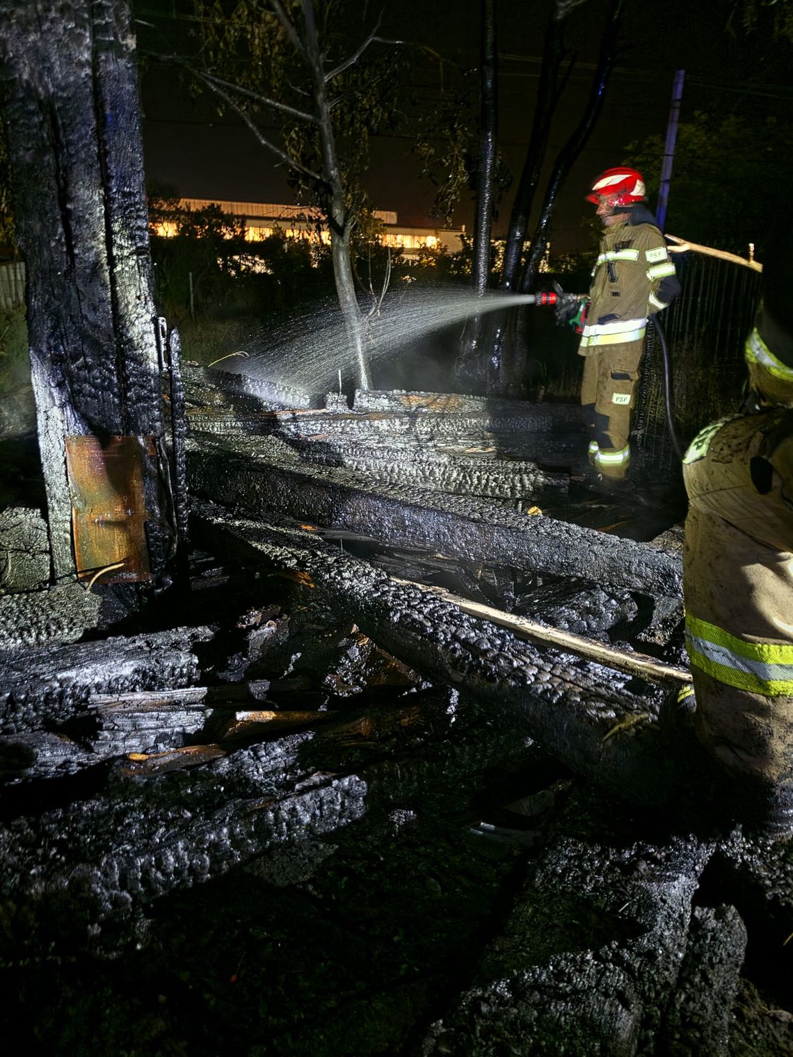 Głogów: Altanka stanęła w ogniu. Interwencja straży pożarnej nocą Głogów: Altanka stanęła w ogniu. Interwencja straży pożarnej nocą