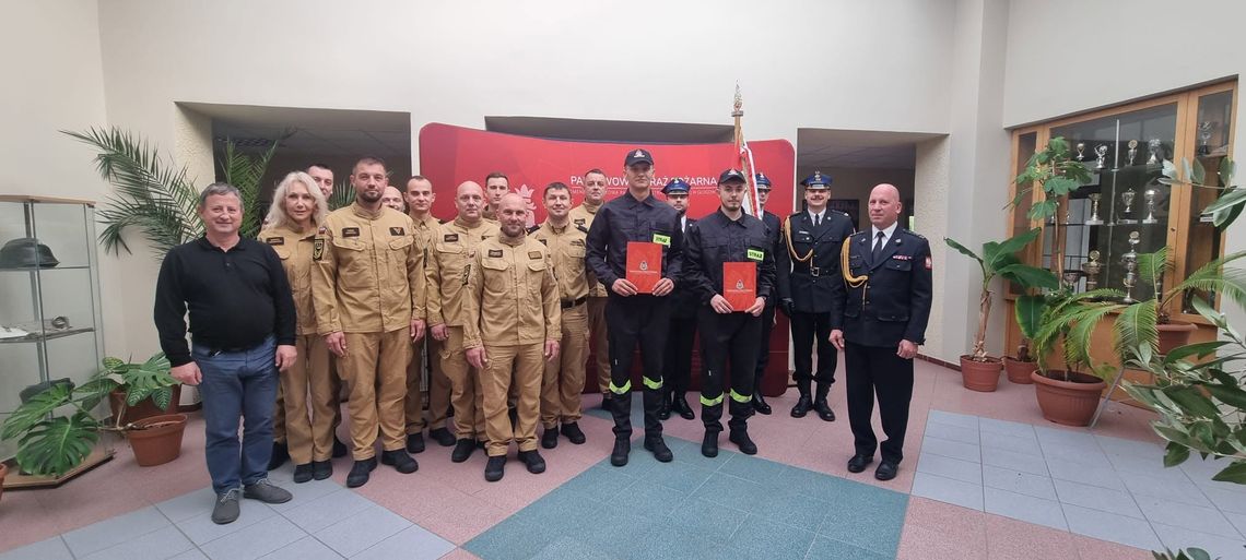 Głogów: dwóch nowych funkcjonariuszy rozpoczęło służbę w straży pożarnej Głogów: dwóch nowych funkcjonariuszy rozpoczęło służbę w straży pożarnej