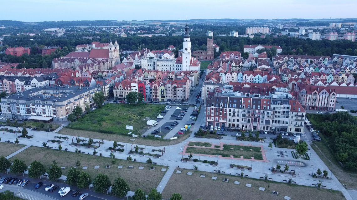 GŁOGÓW NIE PRZESTAJE SIĘ KURCZYĆ