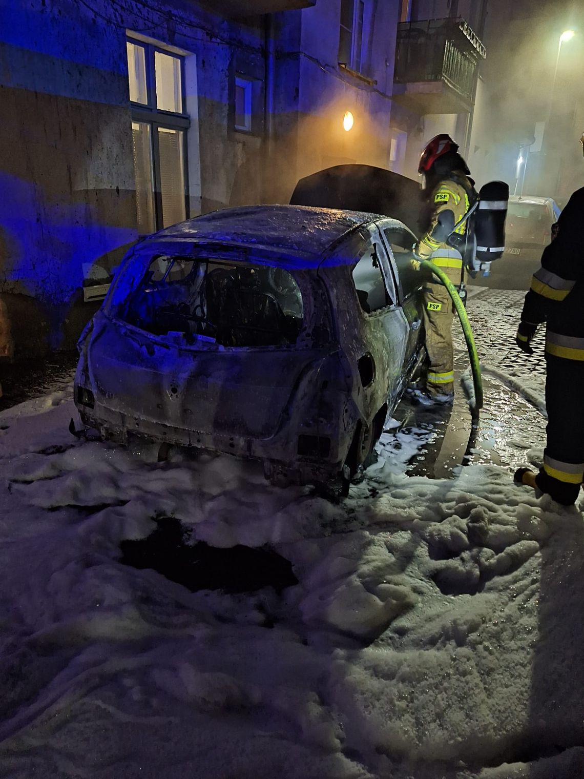 Głogów: Płonął samochód przy Alei Wolności. Zagrożony budynek
