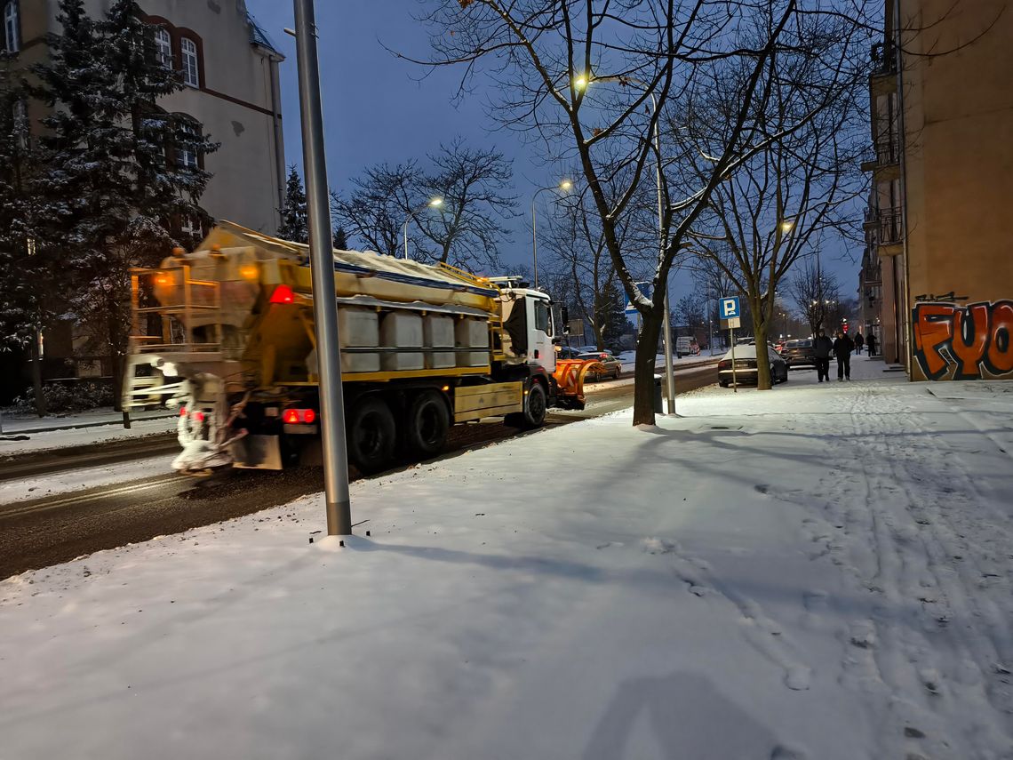 Głogów po nocnych opadach. Drogi główne prawie czyste, osiedlowe jeszcze białe