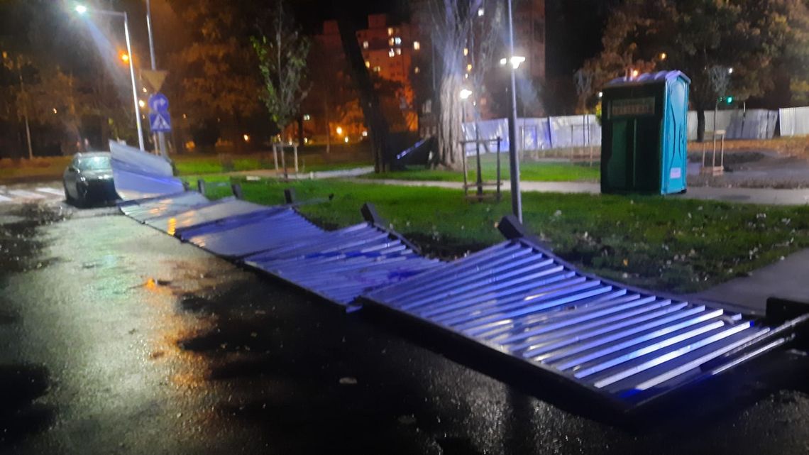 Głogów pod naporem wichury. Płot spadł na zaparkowany samochód Głogów pod naporem wichury. Płot spadł na zaparkowany samochód