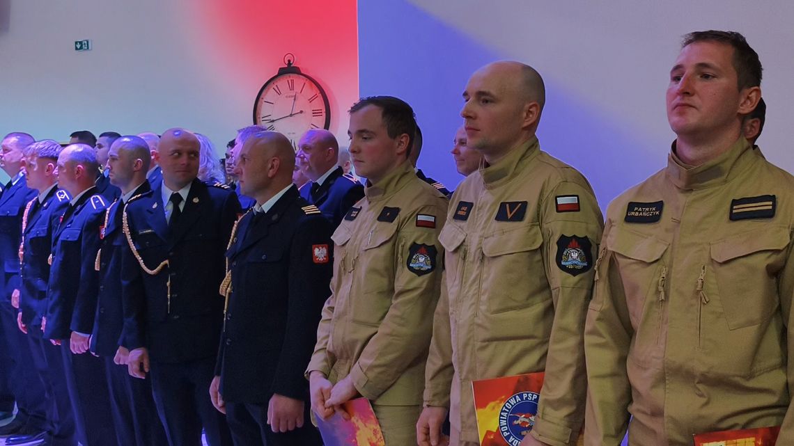 Głogów. Strażacy świętowali Dzień Strażaka. Były awanse i odznaczenia Głogów. Strażacy świętowali Dzień Strażaka. Były awanse i odznaczenia