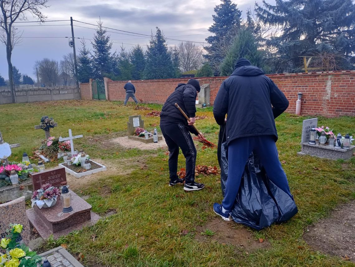 Głogowscy więźniowie uporządkowali lokalny cmentarz Głogowscy więźniowie uporządkowali lokalny cmentarz