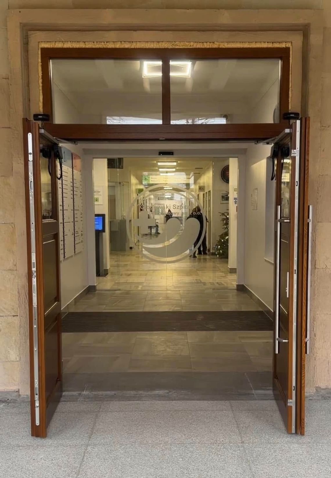 Główne wejście do szpitala w Głogowie znów otwarte dla pacjentów