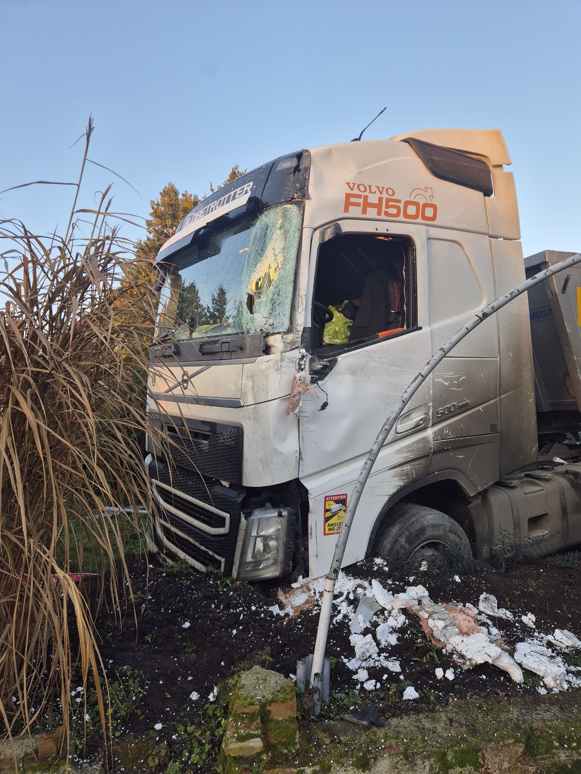 Groźne zdarzenie w Brzegu Głogowskim. Tir uderzył w budynek