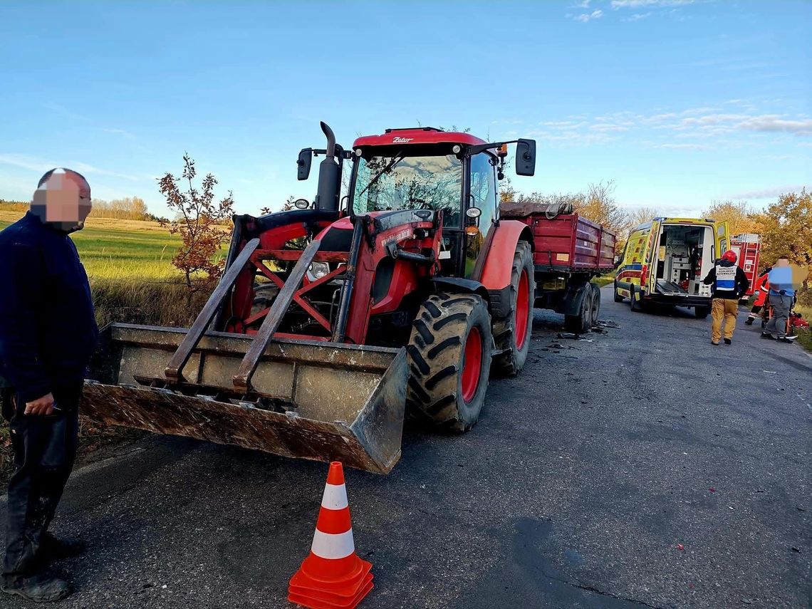 Groźne zderzenie osobówki z ciągnikiem Groźne zderzenie osobówki z ciągnikiem
