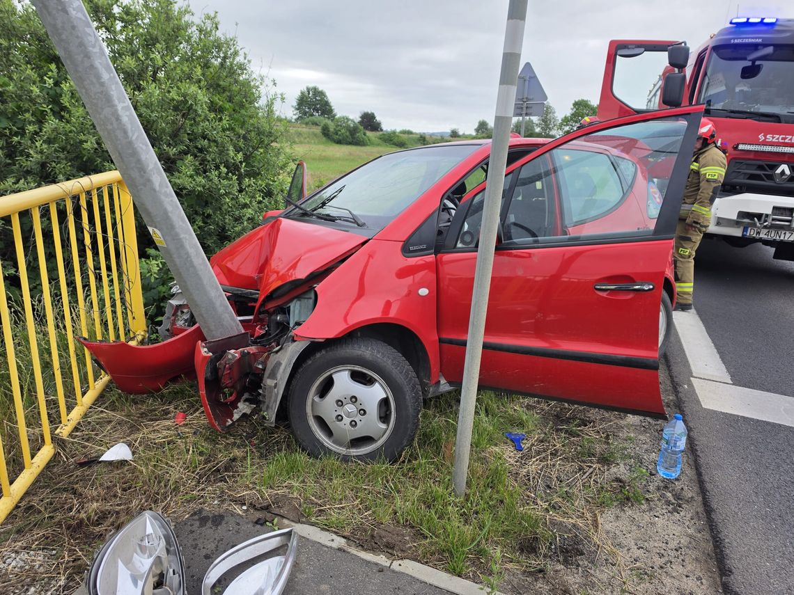 Groźny poranek w rejonie Sobczyc. Mercedes wypadł z drogi na DW319 Groźny poranek w rejonie Sobczyc. Mercedes wypadł z drogi na DW319