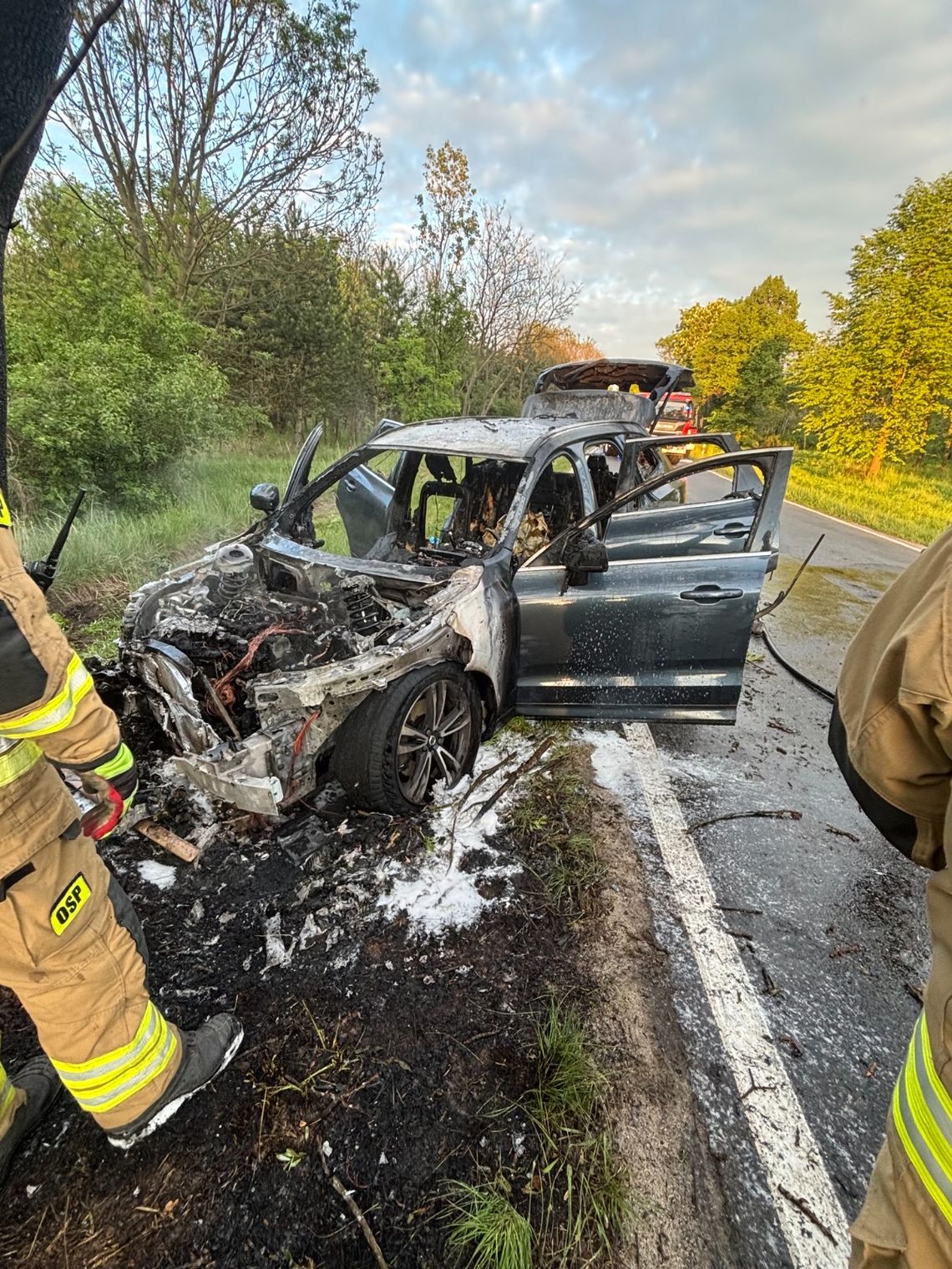 Groźny wypadek między Grodźcem Małym a Cebrem. Auto spłonęło Groźny wypadek między Grodźcem Małym a Cebrem. Auto spłonęło