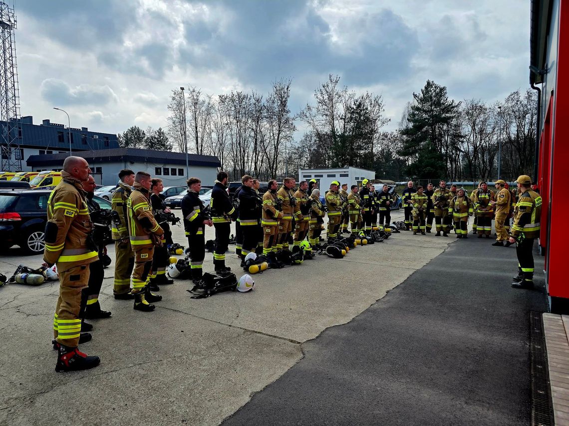 Intensywne ćwiczenia w Polkowicach. Strażacy OSP szkolą się w komendzie Intensywne ćwiczenia w Polkowicach. Strażacy OSP szkolą się w komendzie
