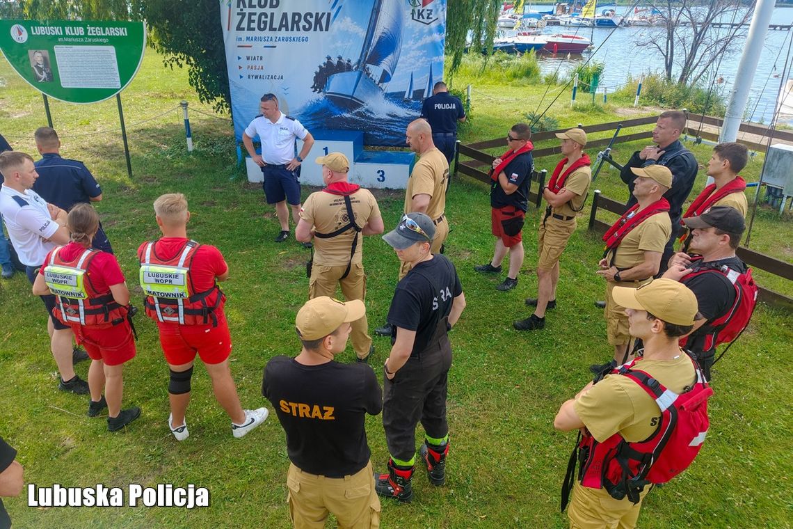 Jezioro Sławskie. Trwają poszukiwania 57-latka po skoku z łodzi Jezioro Sławskie. Trwają poszukiwania 57-latka po skoku z łodzi