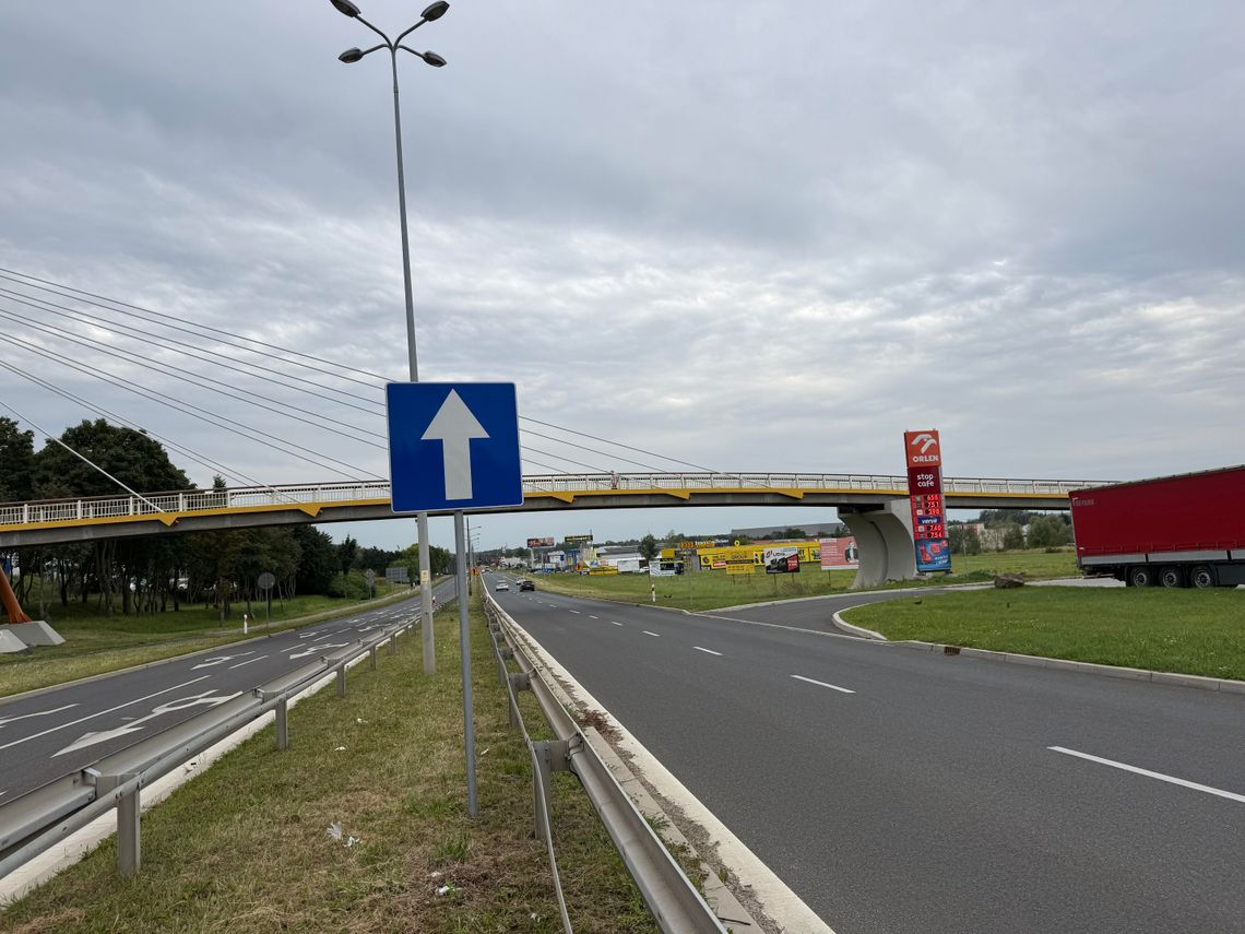 Kierowcy muszą uważać. Zwężenie drogi wojewódzkiej w Polkowicach Kierowcy muszą uważać. Zwężenie drogi wojewódzkiej w Polkowicach