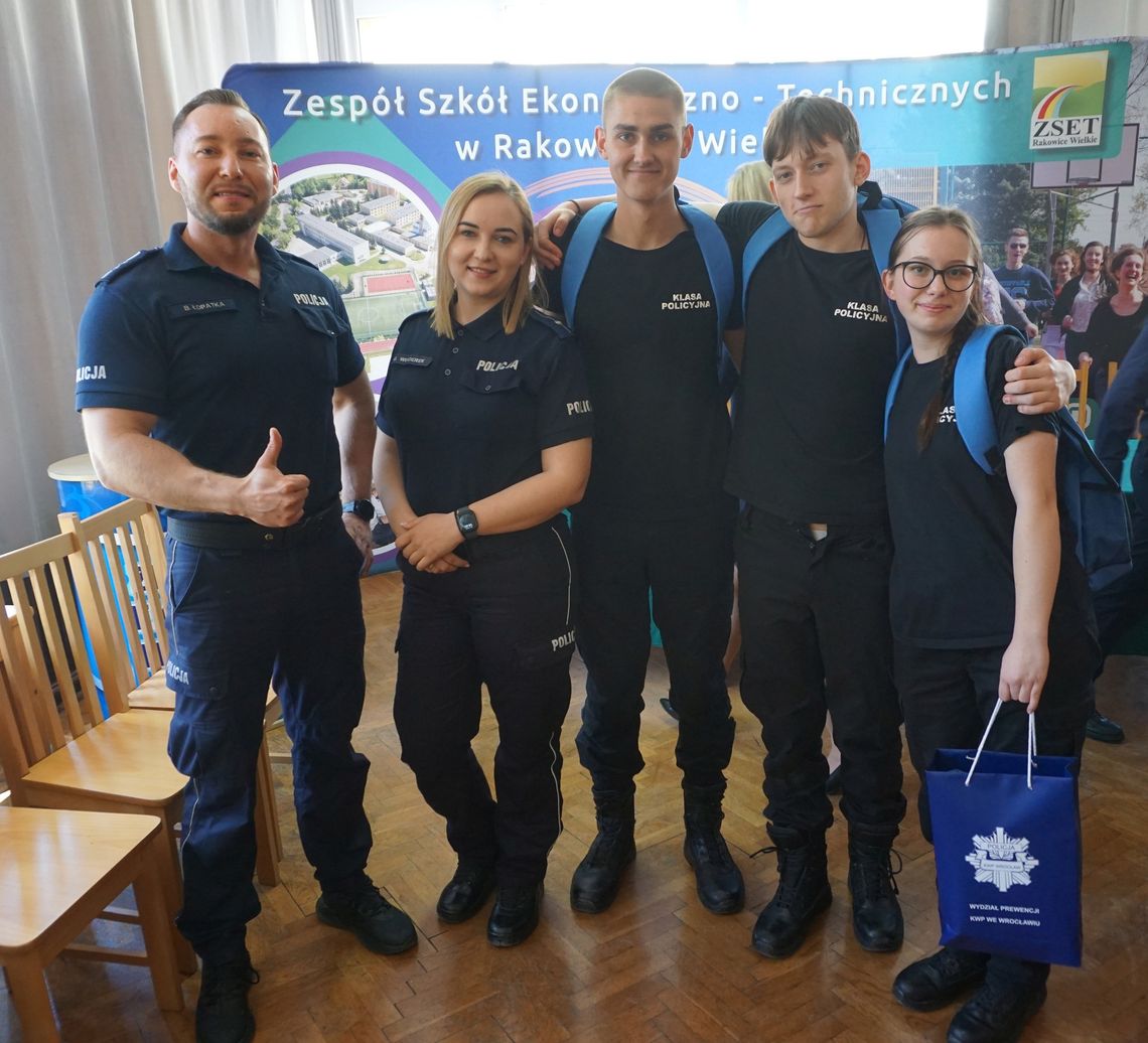 Klasa mundurowa pokazała klasę