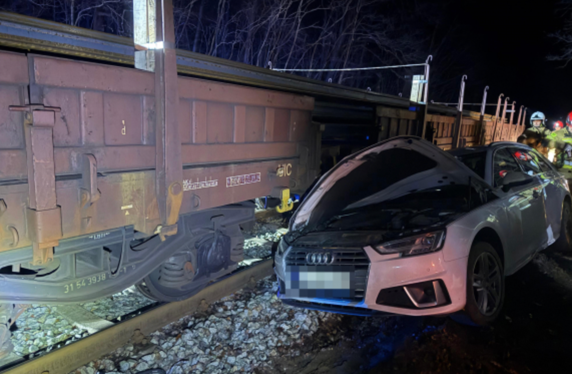 KOLEJNE ZDERZENIE OSOBÓWKI Z POCIĄGIEM KOLEJNE ZDERZENIE OSOBÓWKI Z POCIĄGIEM