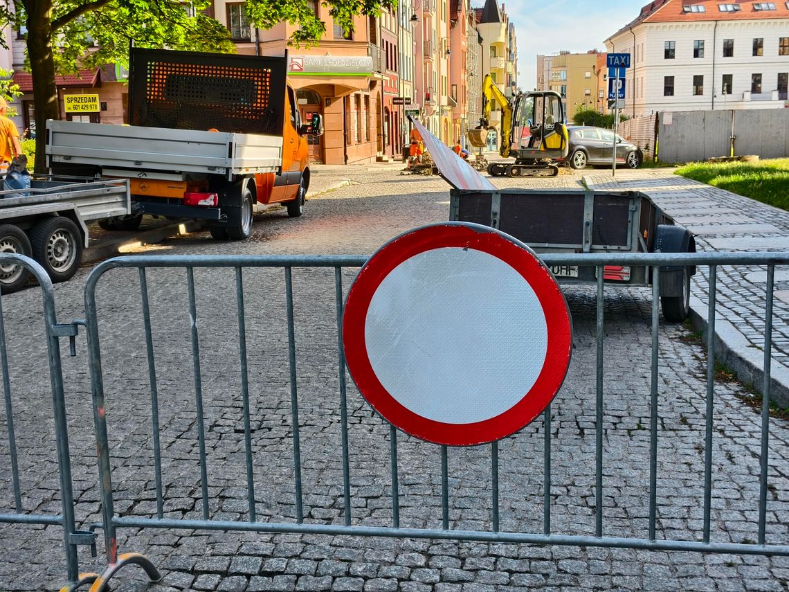 Koniec problemów ze studzienkami? Remont na ul. Parafialnej w Głogowie Koniec problemów ze studzienkami? Remont na ul. Parafialnej w Głogowie