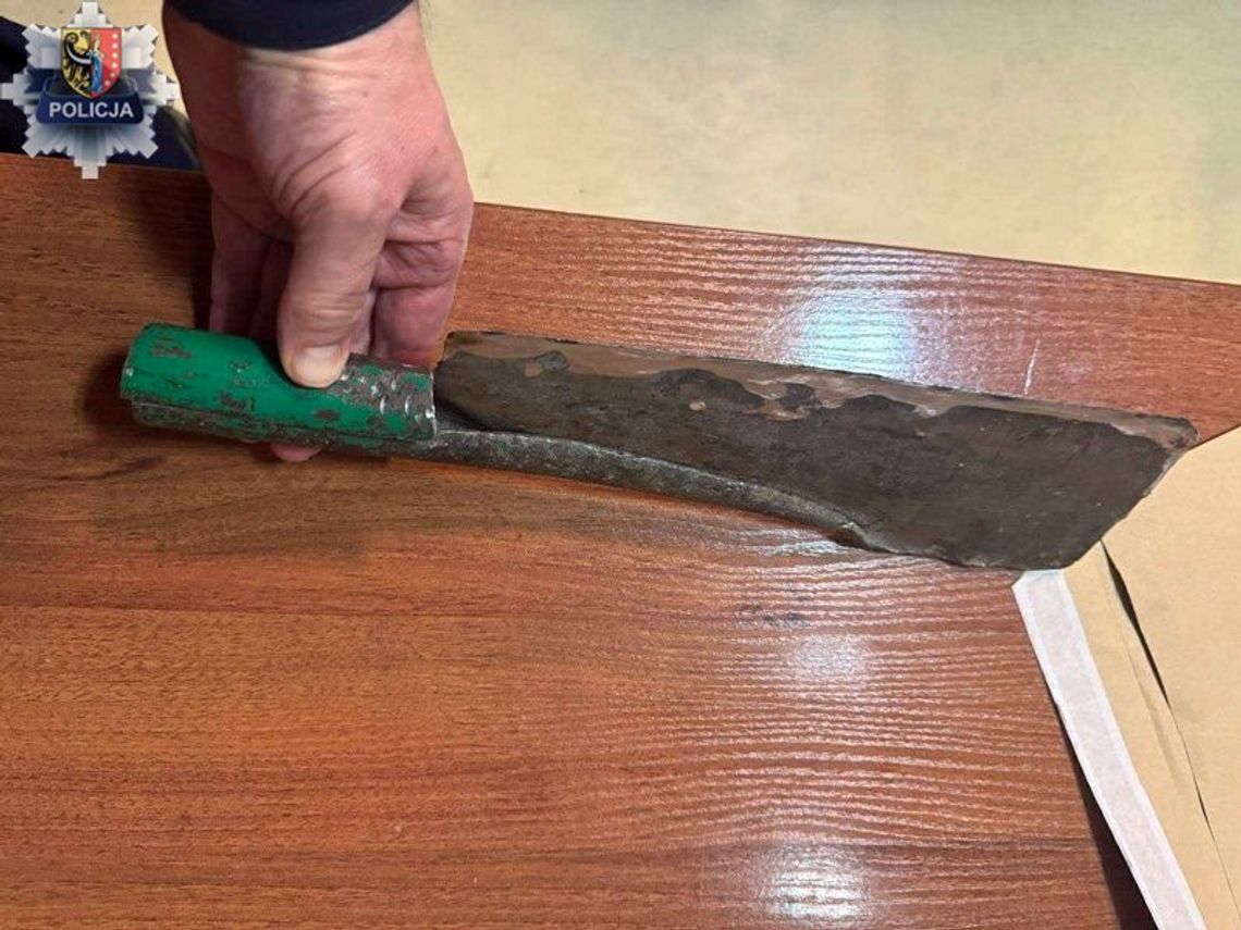 Maczeta, groźby i zniszczone mienie. Agresywny polkowiczanin zatrzymany. Maczeta, groźby i zniszczone mienie. Agresywny polkowiczanin zatrzymany.