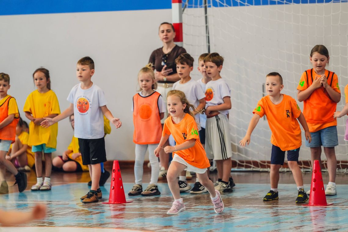 Mali sportowcy w akcji. Spartakiada połączyła przedszkolaki