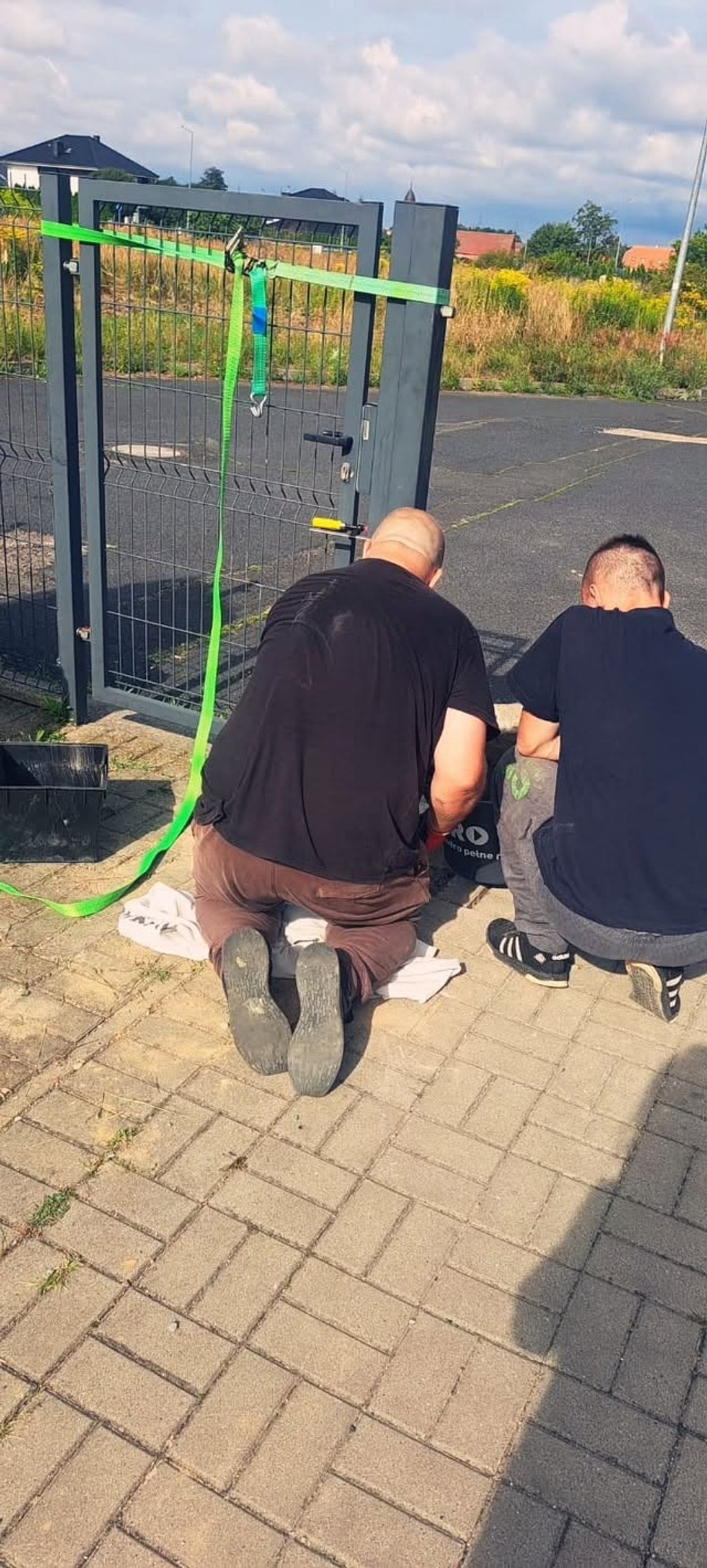 Malują, naprawiają i koszą. Osadzeni pomagają w domu dziecka Malują, naprawiają i koszą. Osadzeni pomagają w domu dziecka