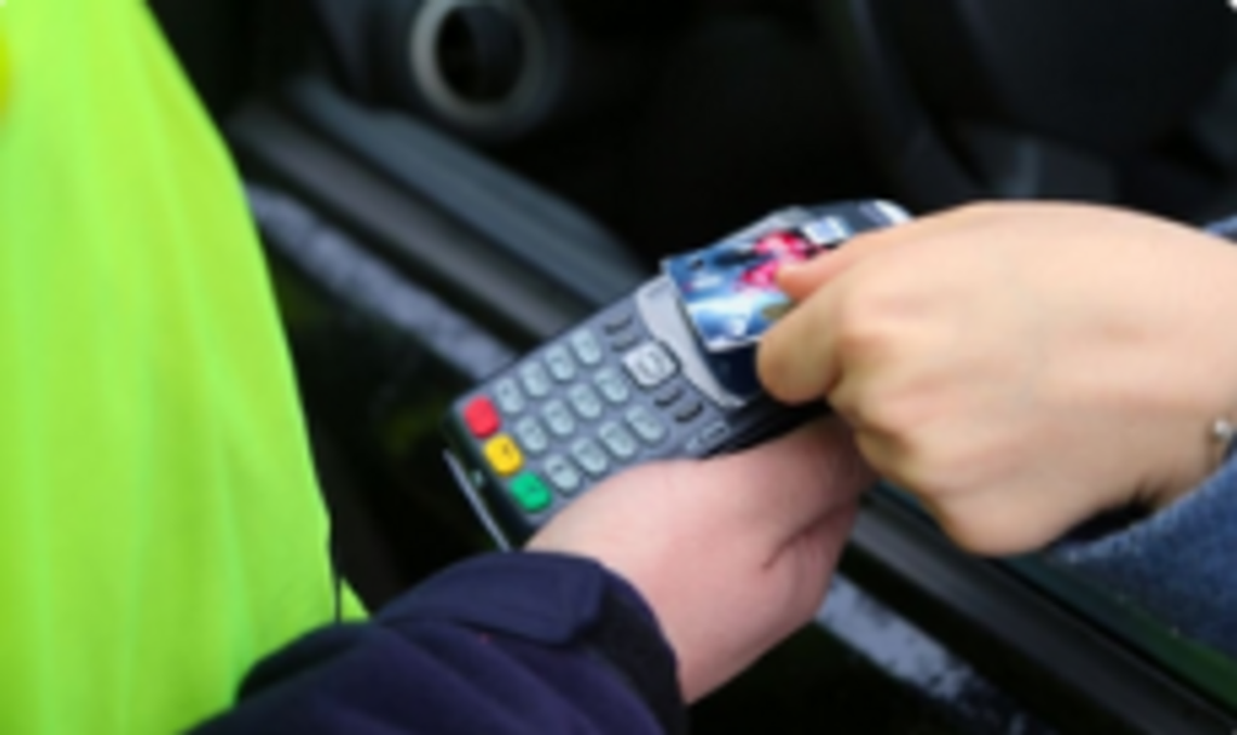 Mandat kartą? Policja kontynuuje płatności bezgotówkowe do 2028 roku