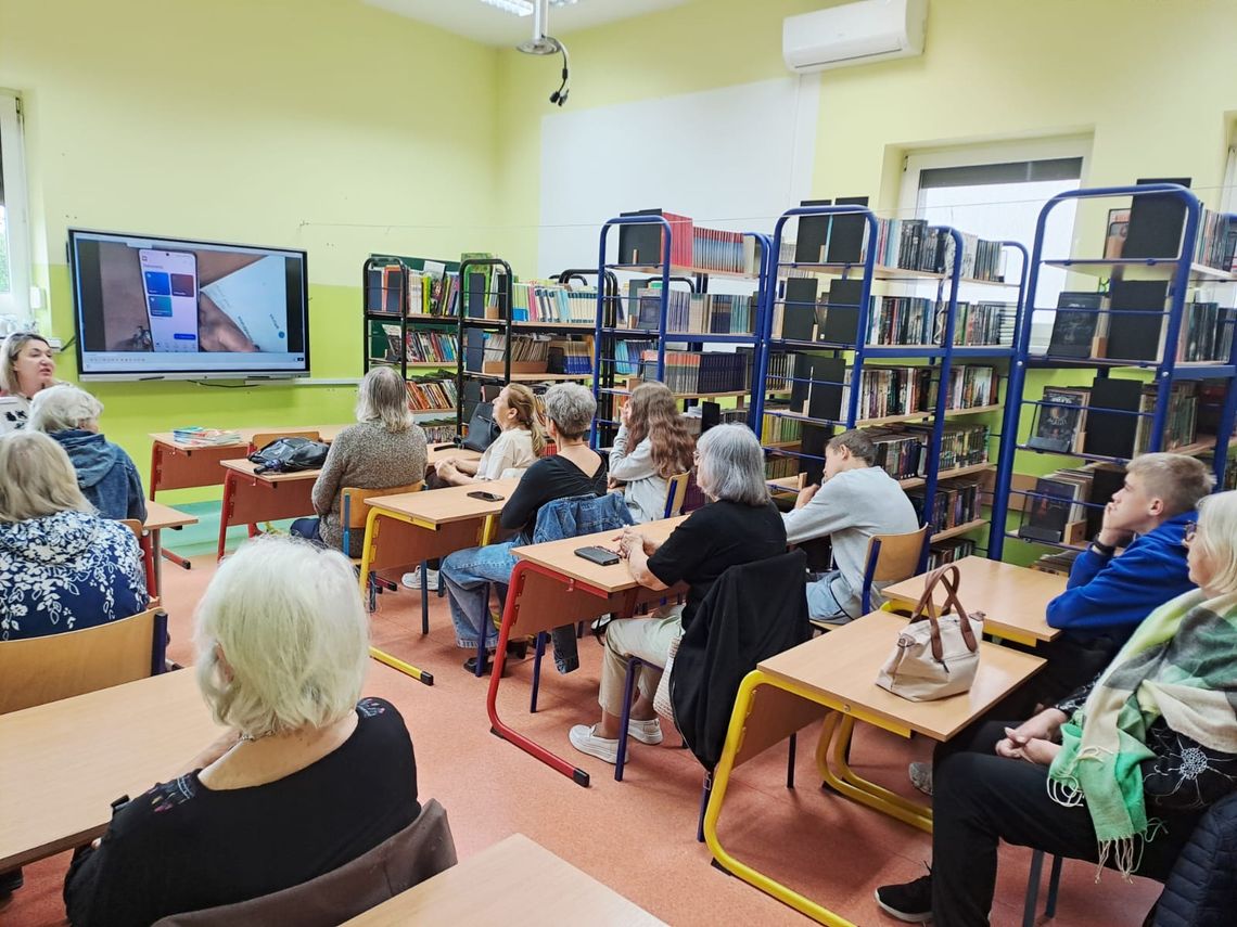 Międzypokoleniowy projekt w Jerzmanowej. Seniorzy poznają technologie Międzypokoleniowy projekt w Jerzmanowej. Seniorzy poznają technologie