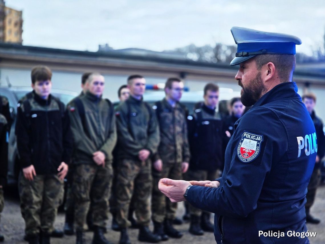 Młodzież z ZS im. Jana Wyżykowskiego poznała pracę głogowskiej Policji Młodzież z ZS im. Jana Wyżykowskiego poznała pracę głogowskiej Policji