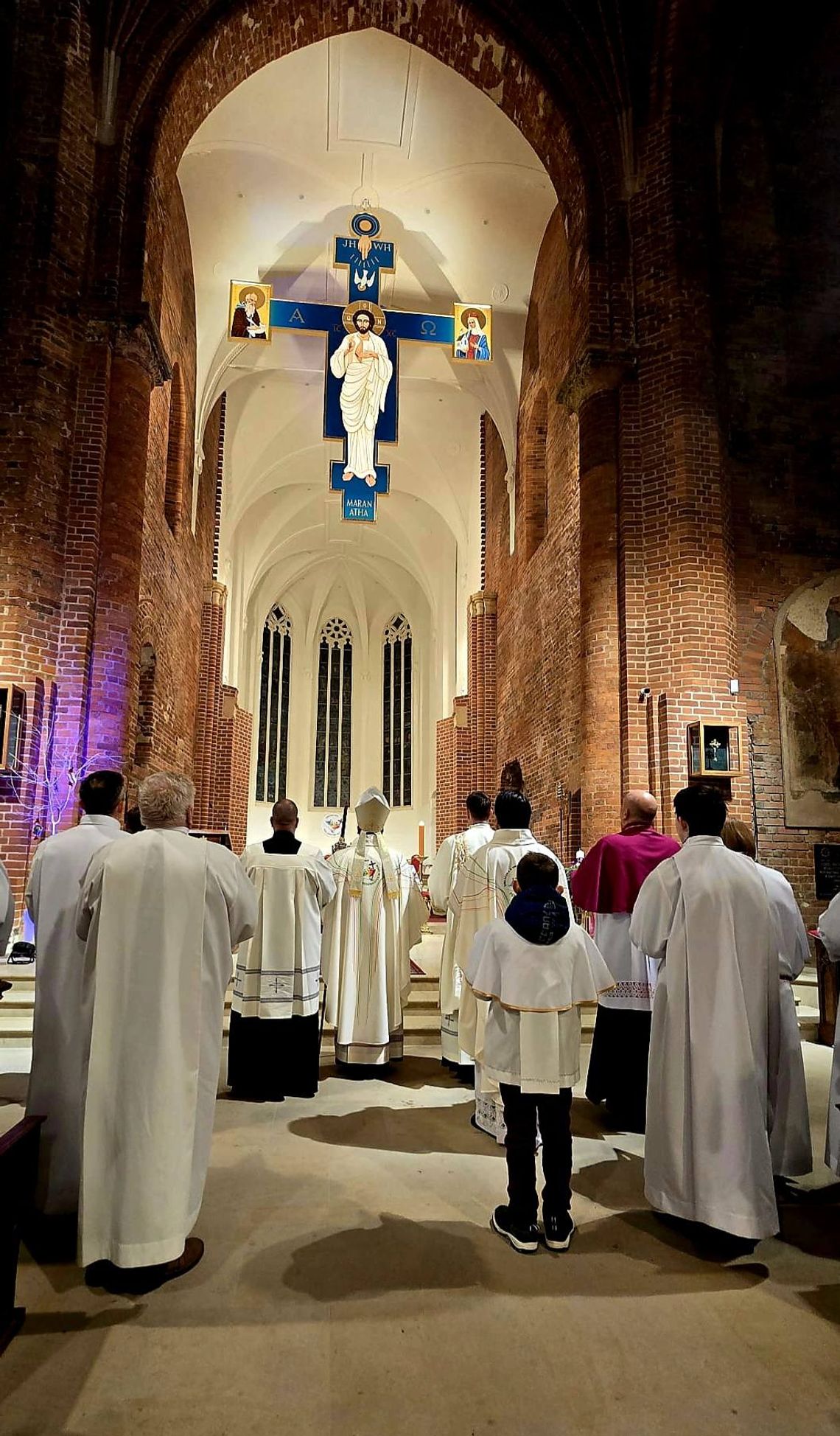 Monumentalny krucyfiks poświęcony w głogowskiej Kolegiacie Monumentalny krucyfiks poświęcony w głogowskiej Kolegiacie