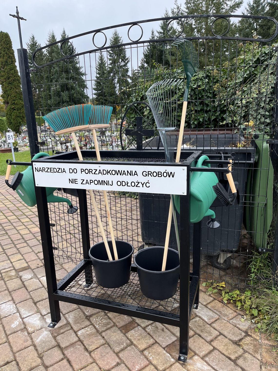 Narzędzia do porządkowania grobów - pomocna inicjatywa
