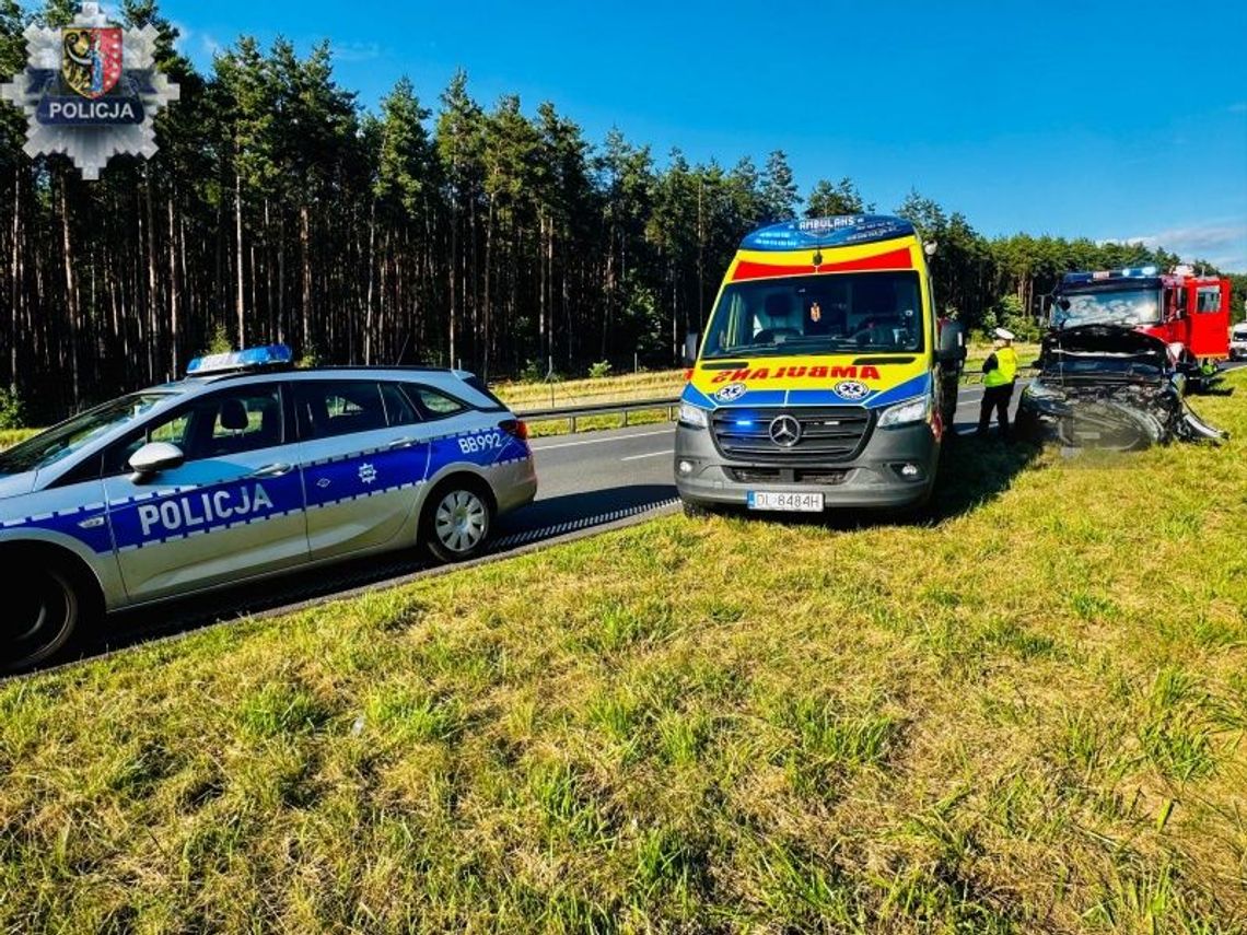 Nieudane wyprzedzanie zakończyło się wypadkiem. 51-latka trafiła do szpitala Nieudane wyprzedzanie zakończyło się wypadkiem. 51-latka trafiła do szpitala