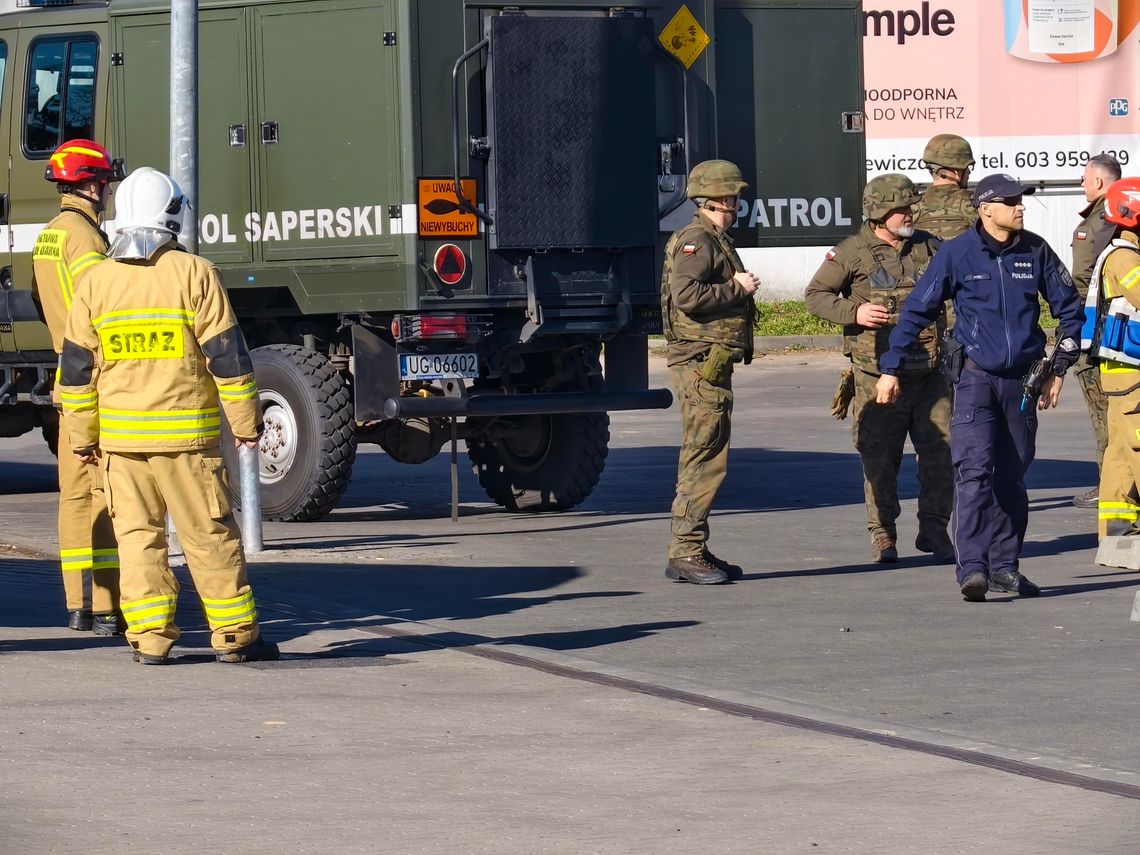 Niewybuch przy Aldi w Głogowie. Straż pożarna i policja na miejscu