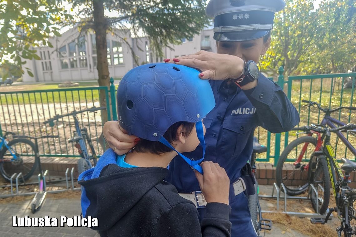 Policjanci rozdali dzieciom kaski. Ważna akcja w powiecie wschowskim