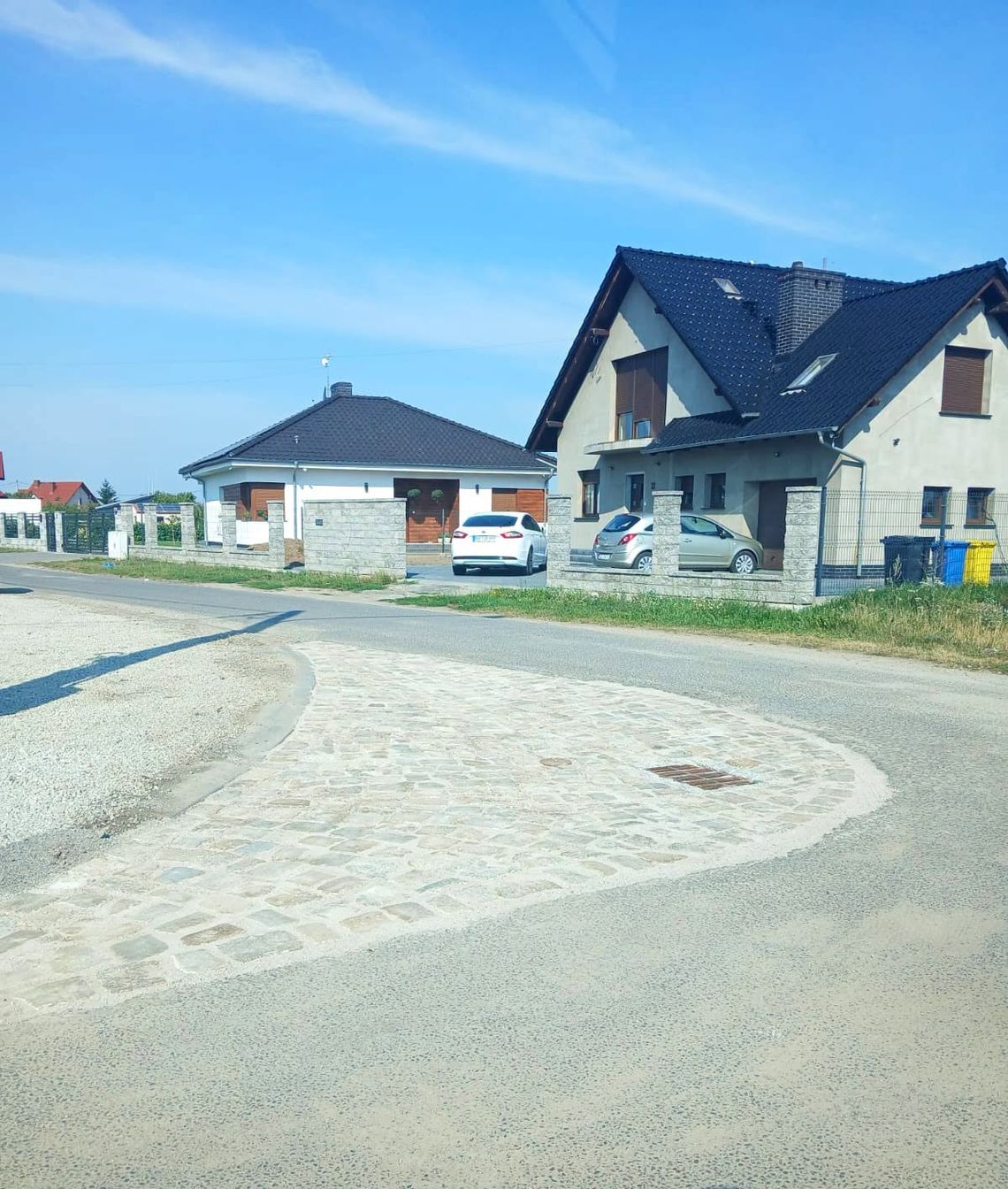 Parking i nowy zjazd przy cmentarzu w Kluczach. Jest wygodniej Parking i nowy zjazd przy cmentarzu w Kluczach. Jest wygodniej