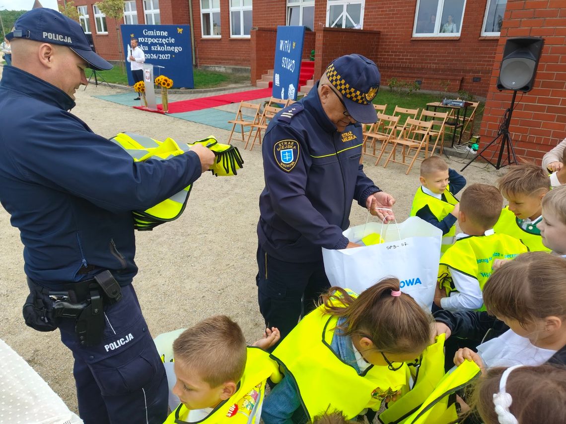 Pierwszoklasiści dostali odblaski. Policja pilnuje dróg przy szkołach