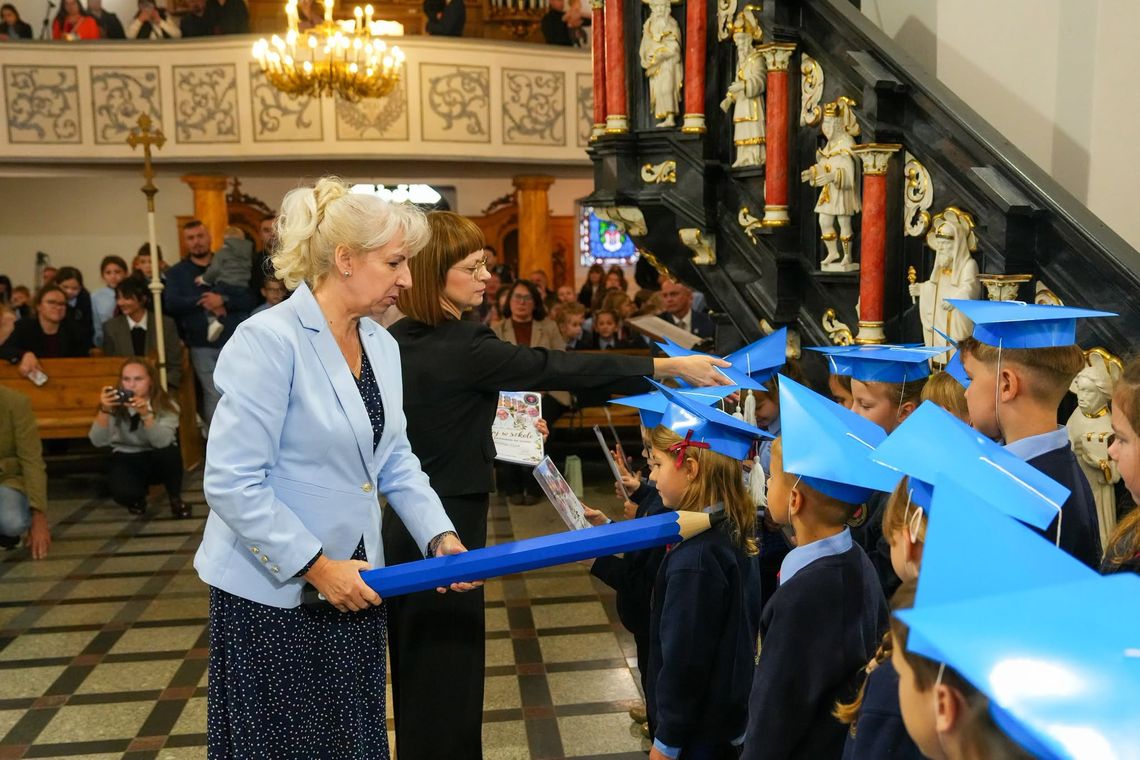Pierwszoklasiści oficjalnie uczniami. Uroczystość w Katolickiej Szkole