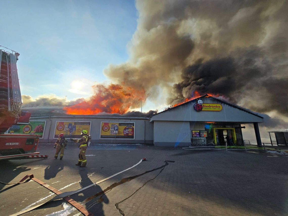 PŁONIE MARKET BIEDRONKA W POLKOWICACH PŁONIE MARKET BIEDRONKA W POLKOWICACH
