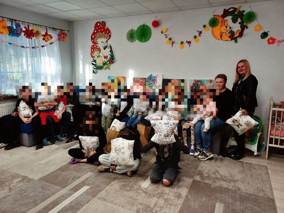 Poduszki i obrazy zza krat trafiły do dzieci w Wilkowie-Osiedlu