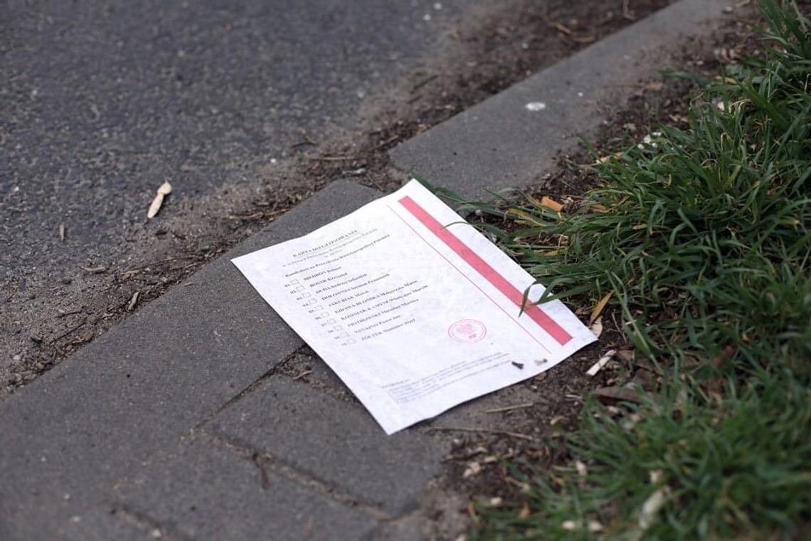 POLICJA WYJAŚNIA SPRAWĘ. Karty do głosowania na ulicy.