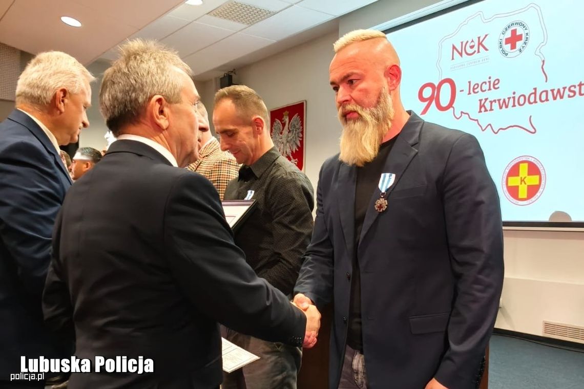 Policjant ze Wschowy wyróżniony za wieloletnie oddawanie krwi Policjant ze Wschowy wyróżniony za wieloletnie oddawanie krwi