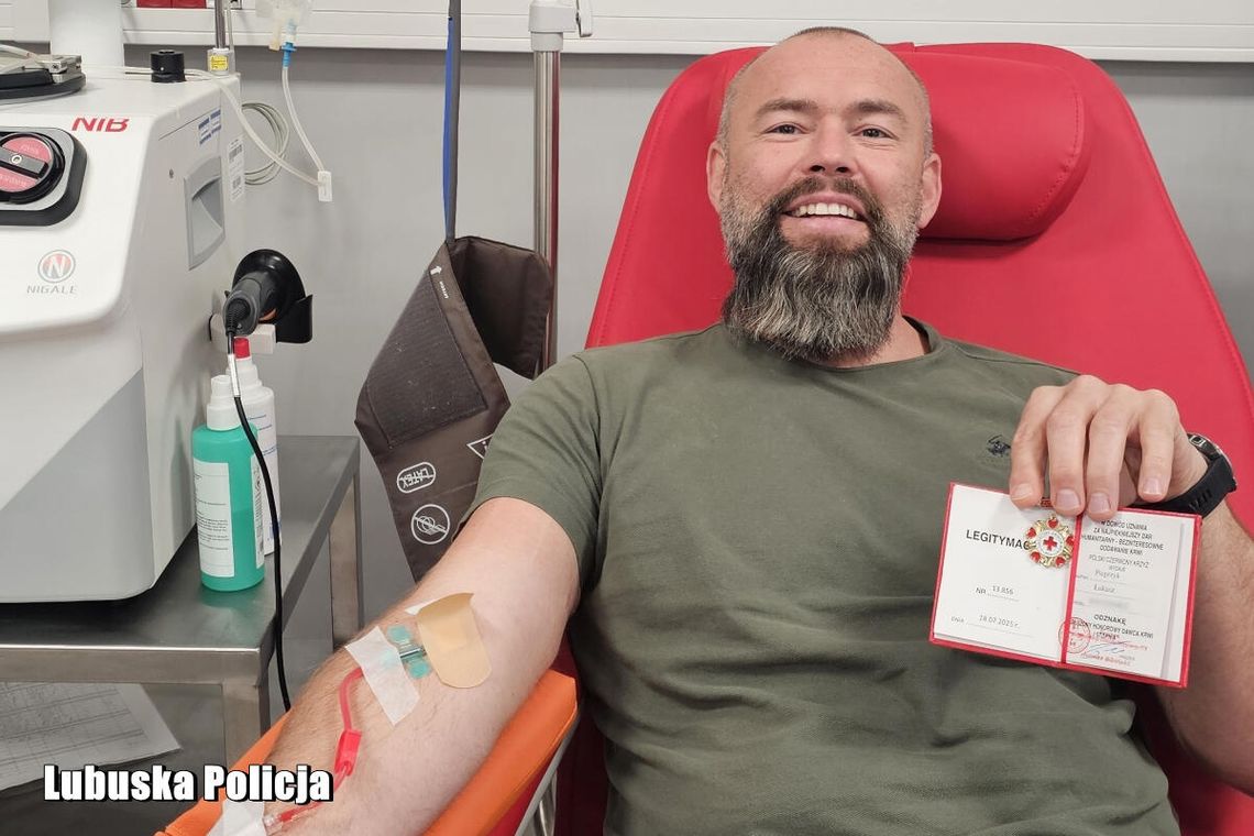 Policjant ze Wschowy z Złotą Odznaką Honorowego Dawcy Krwi