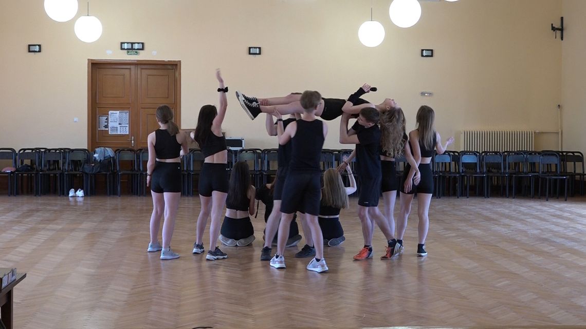 POMAGAJĄ TAŃCZĄC POMAGAJĄ TAŃCZĄC